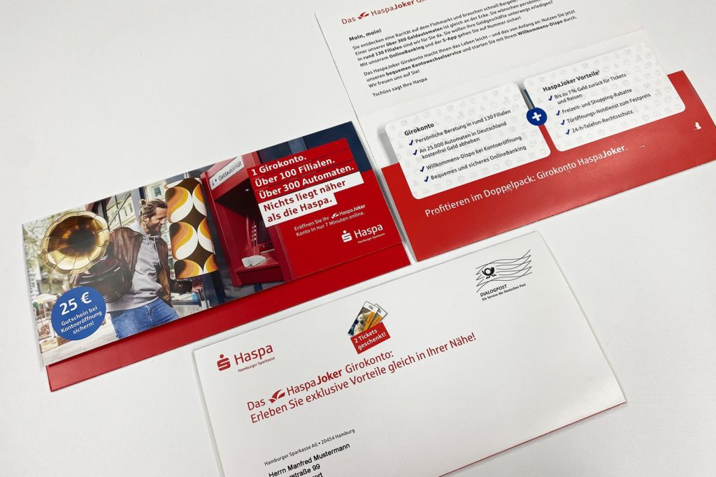 Flyer und Umschlag der Hamburger Sparkasse für das HaspaJoker Girokonto mit Informationen zu Vorteilen und Bonusaktionen.