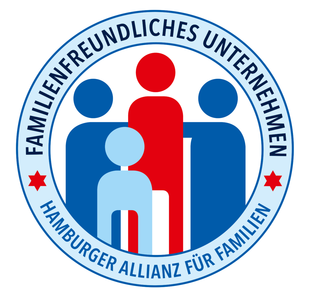 Ein rundes Logo mit der Aufschrift „Familienfreundliches Unternehmen – Hamburger Allianz für Familien“. Im Zentrum befinden sich stilisierte Figuren, die eine Familie darstellen: zwei größere Figuren in Blau und Rot sowie eine kleinere Figur in Hellblau. Der äußere Kreis ist blau, und auf jeder Seite ist ein roter Stern abgebildet. Das Logo repräsentiert die Anerkennung als familienfreundliches Unternehmen.