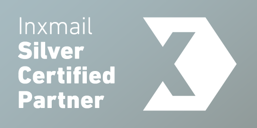 Logo für „Inxmail Silver Certified Partner“ auf einem graublauen Hintergrund. Links steht der Text „Inxmail Silver Certified Partner“ in weißer Schrift. Rechts daneben ist ein weißes geometrisches Symbol, das den Partnerstatus darstellt